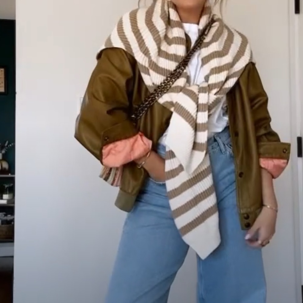 DO EVERYTHING IN LOVE Scarf that looks like sweater